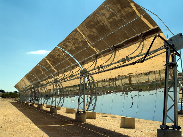 Solar-Troughs-in-the-Negev-Desert-of-Israel-image-by-David-Shankbone.jpg