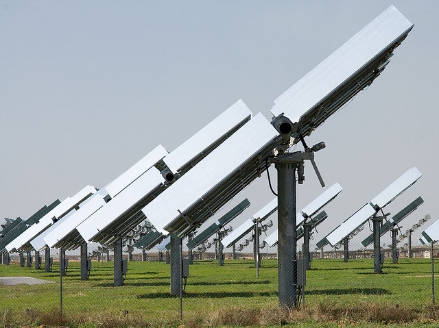 Solar-Tracking-devices-in-Sevilla-PV-plant-concentration-2x-by-reflection-of-solar-radiation-image-by-afloresm.jpg